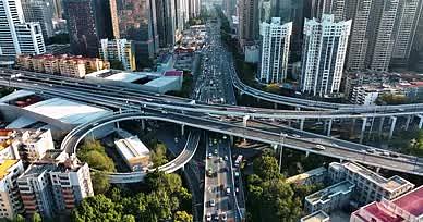 广州城市立体交通车流航拍立交桥视频的预览图